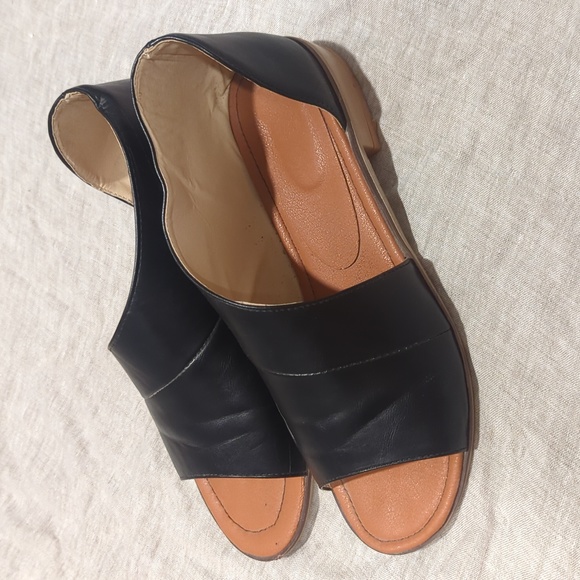 Flat slip on open toed shoes - Picture 3 of 4